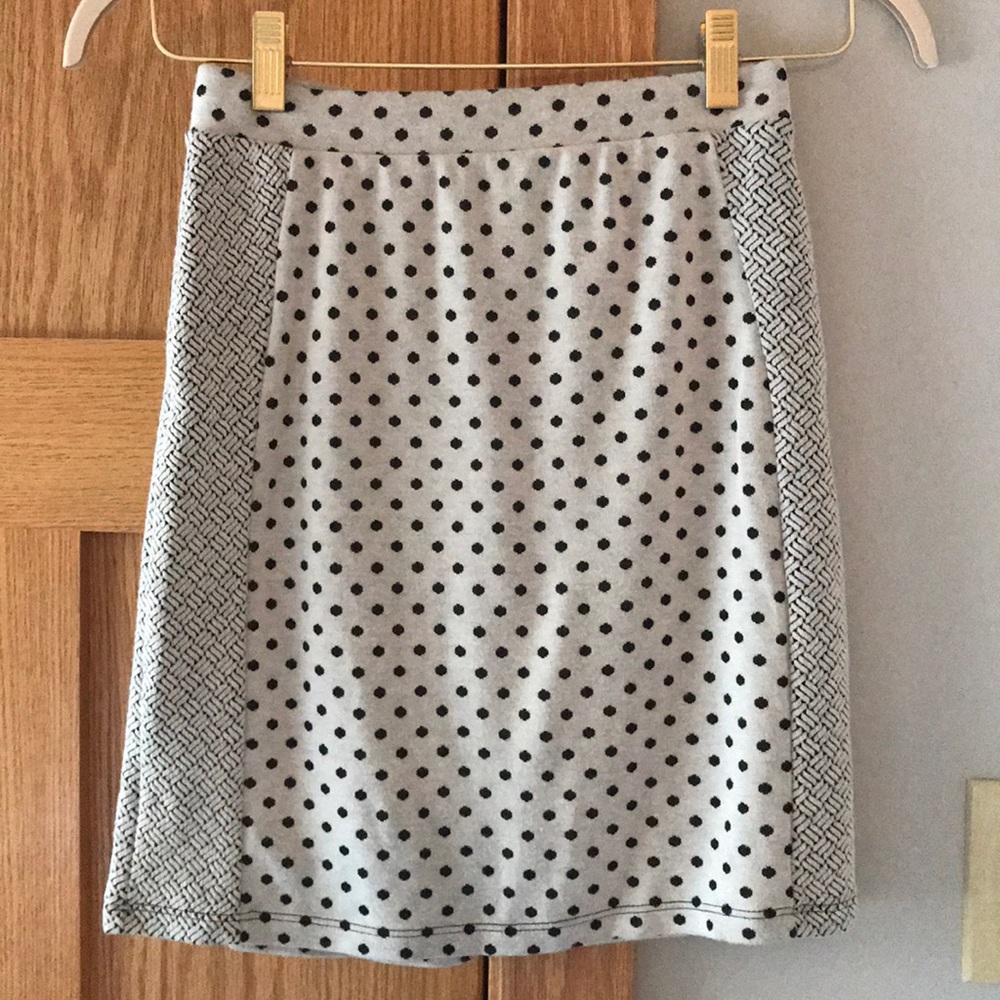 Gilli XS patterned black and white skirt